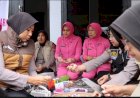 Brimob-Polda-Jatim-Dirikan-Dapur-Lapangan-untuk-Warga-Terdampak-Erupsi-Gunung-Semeru