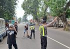 Personel-Polsek-Krian-Gerak-Cepat-Tangani-Jalan-Berlubang-untuk-Keselamatan-Pengguna-Jalan