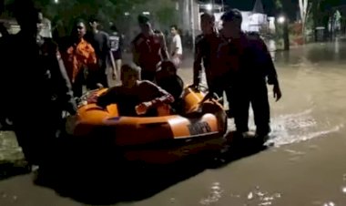 Polres-Probolinggo-Bersama-BPBD-Evakuasi-Warga-dan-Berbagi-Makan-Sahur-Saat-Banjir-di-Krejengan