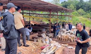 Polri-Bongkar-Penambangan-Ilegal-dan-Penyelundupan-Pasir-Timah-ke-Malaysia,-7-Tersangka-Diamankan