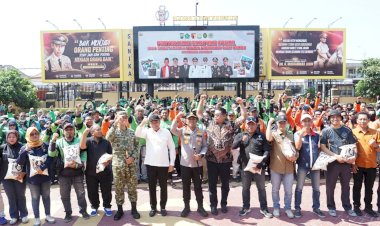 Forkopimda-Sidoarjo-Bagikan-1.000-Paket-Sembako-untuk-Ojol