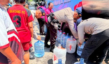 Brimob-Polda-Jatim-Salurkan-37.000-Liter-Air-Bersih-untuk-Warga-Terdampak-Kemarau