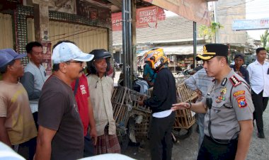 Polisi-Bersama-Masyarakat-:-Kapolresta-Sumenep-Blusukan-di-Pasar-Anom-Serap-Aspirasi-dan-Perkuat-Kamtibmas
