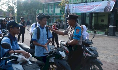 Polisi-Jogo-Sekolah:-Langkah-Preventif-Polres-Jember-Siapkan-Pelajar-Menuju-Generasi-Emas-2045