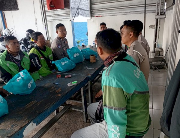 Sambut Hari Bhayangkara ke - 80, Polres Jember Berbagi Paket Sembako untuk Ojol