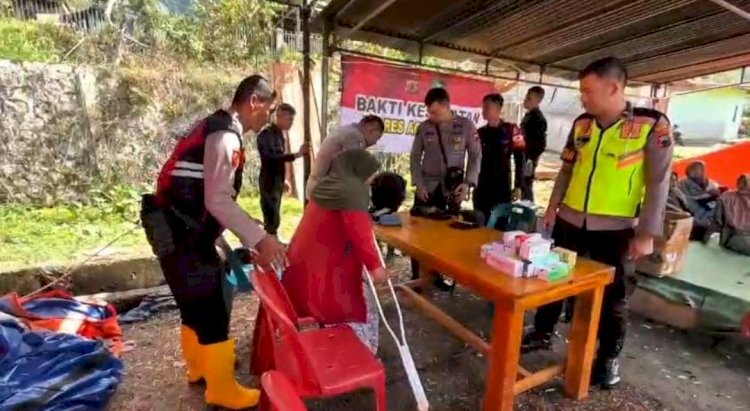Dari Posko hingga Pintu Rumah Polri Hadir Pastikan Layanan Kesehatan Warga Terdampak Bencana di Kala Segi Aceh Tengah