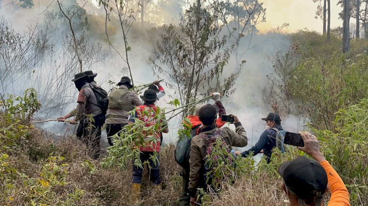 Polres Batu Terjunkan Personel Tangani Karhutla di Gunung Buthak dan Sterilisasi Jalur Pendakian Panderman