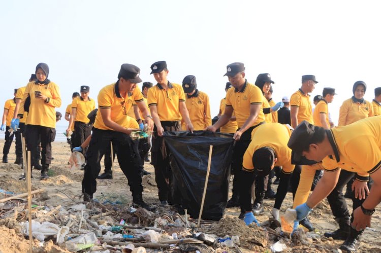 Green Policing : Polresta Tuban Bersihkan Sampah dan Tanam 200 Cemara di Pantai Jenu
